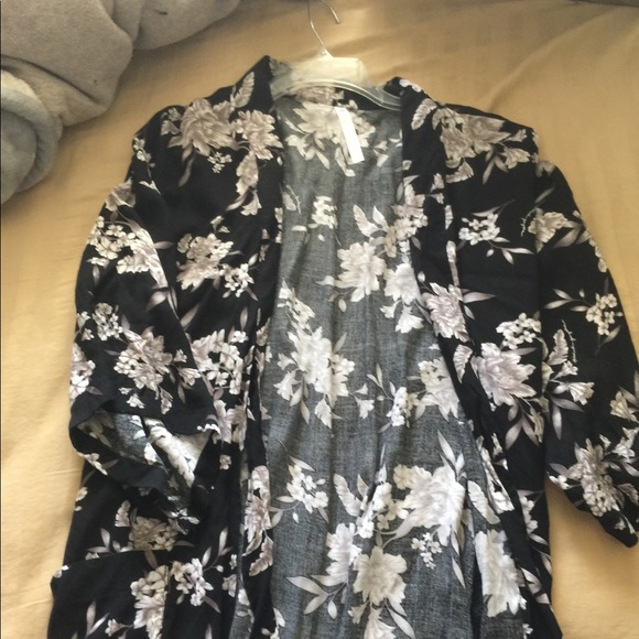 Spiritual Gangster intimates Black Kimono - Picture 2 of 3